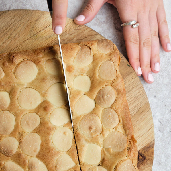 37% White Chocolate Buttons (Giant) - 2kg Bag
